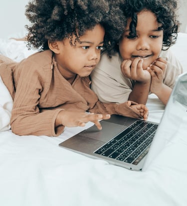 deux enfants devant un ordinateur