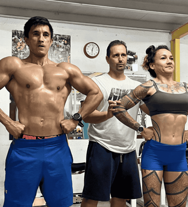Séance de coaching pour une compétition de bodybuilding avec une athlète bikini et men's physique.