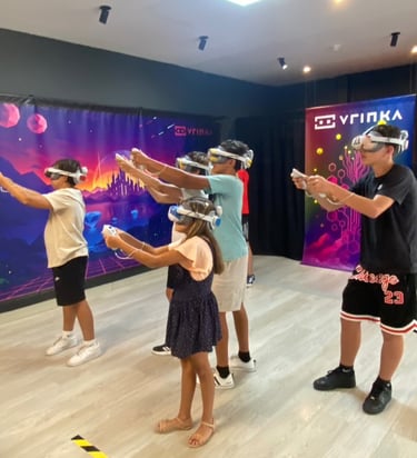 Niños celebran su cumpleaños en VRINKA