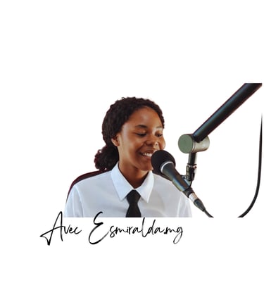 Fille qui enregistre un podcast avec un micro 