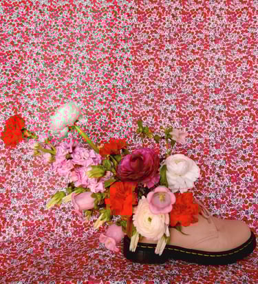 walking in spring. les fleurs jaillissent des Dr Martens roses