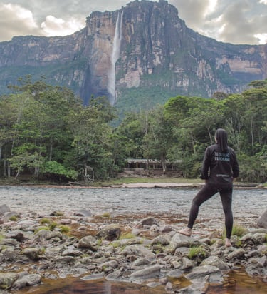 Turista observando el Salto Ángel desde el campamento Isla Ratón