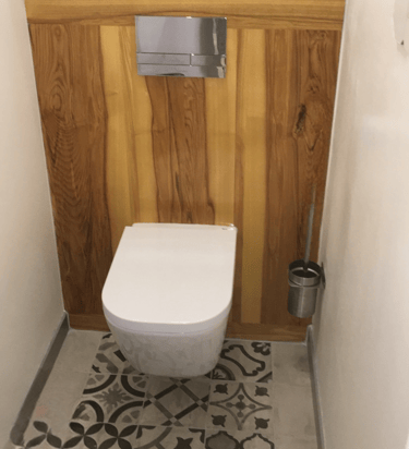 toilette suspendue avec fond en chêne lasurée