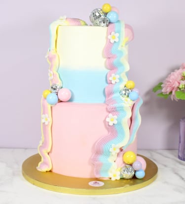 Tarta personalizada de dos pisos con diseño moderno en tonos pastel, creada en Madrid