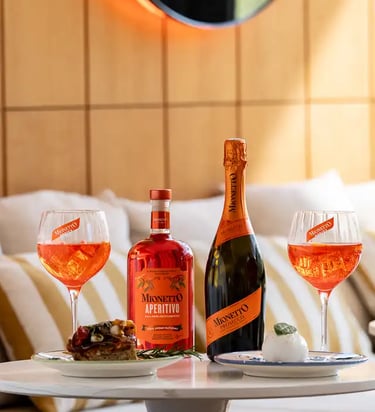 un bouteille de prosecco et d'aperol et 2 spritz sur un table