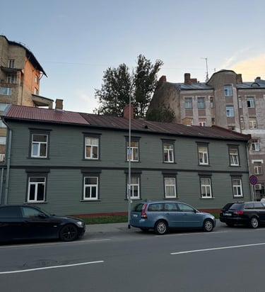 Vēsturiskā koka fasāde atjaunota un nokrāsota