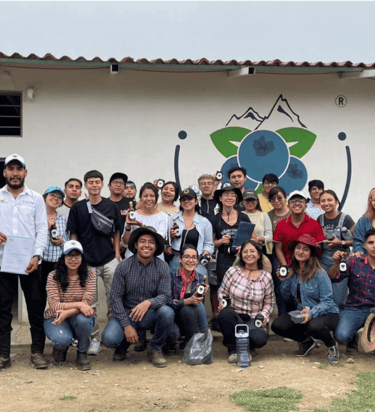 Un grupo de estudiantes visitando huertas de arandano azul