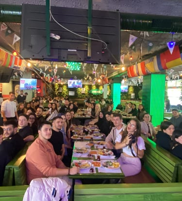 Geleneksel tanışma kahvaltımızda hep beraber eğlenceli oyunlar oynuyor, hediyeler kazanıyor!