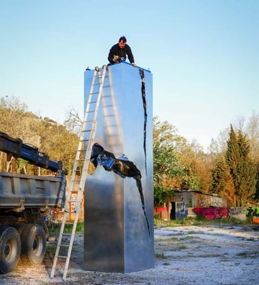 Sculpture de Patrice racois ou on le voit en train de l'installer