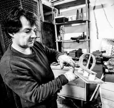 Patrcie Racois, l'artiste tenant a la main une maquette de sculpture