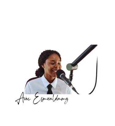 Fille qui enregistre un podcast avec un micro 