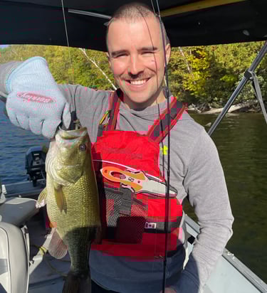 achigan pêché sur lac en Outaouais par un débutant