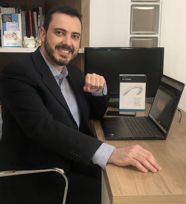Dr Fabio apresentando Invisalign para seu paciente na Lapa Paraná