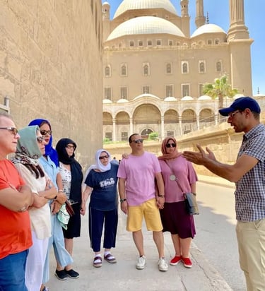 pacote egito 10 dias ,com o Guia egiptóloga hadi dando explicacao na mesquita de mohamed ali ,viagem egito 
