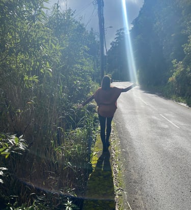 Julia Braun balanciert auf einer Mauer. Es trifft ein Sonnenstrahl genau ihre ausgestreckte Hand