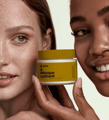 Deux femmes au teint éclatant tiennent un pot de masque visage Muse pour les soins de