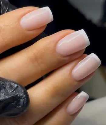 remplissage en gel rose pailleté avec une French manucure