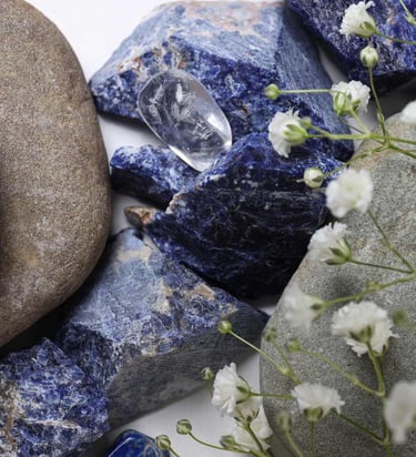 Cristales de sodalita azul en bruto y piedras de río pulidas