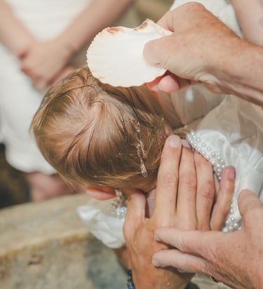 Photo de baptême dans l'église, pendant la bénédiction de l'enfant