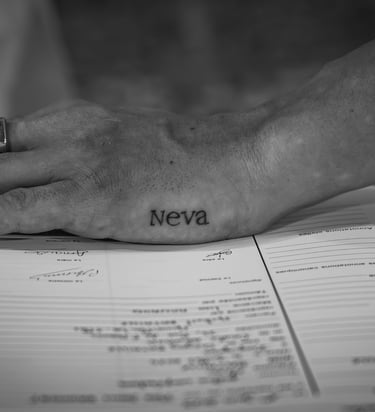 Photo prise pendant la signature a l'église , avec la main du papa sur le livre