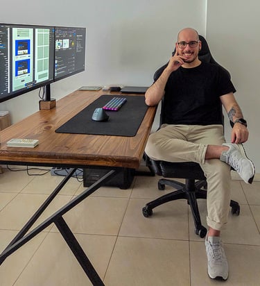 Foto de victor en un escritorio de trabajo