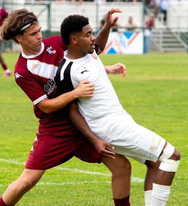 deux hommes jouant au football sur un terrain