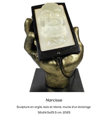 Sculpture de Lode, sculpteure intitulée Narcisse, représentant une main tenant un téléphone avec un visage qui en sort 