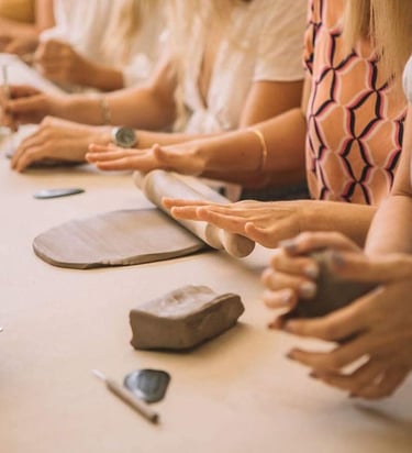 Grupo de mujeres Peruanas, aprendiendo a elaborar joyas en cerámica.