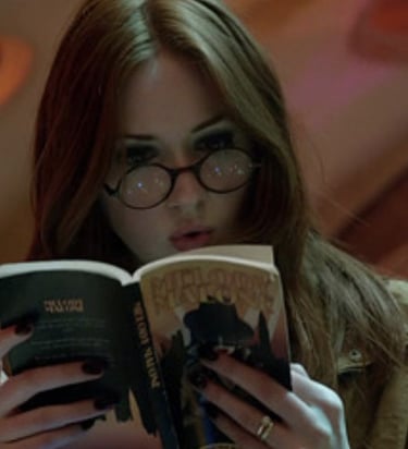 imagem da personagem amy pond da serie doctor who lendo um livro dentro da tardis