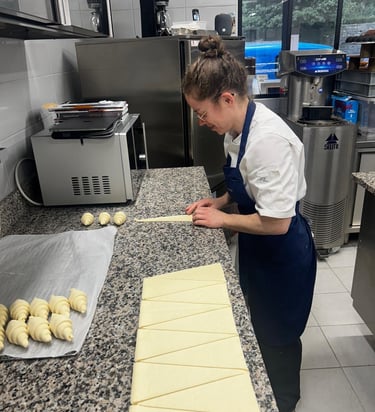 Lise Foucher en train de préparer des croissants au beurre