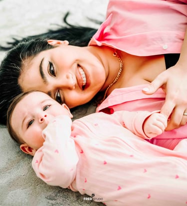 Mother and baby cuddling on bed – Fred Art Studio lifestyle session