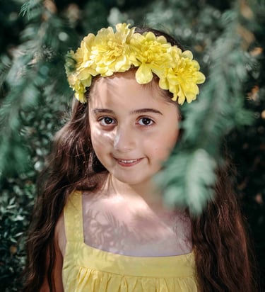 Portrait of girl with yellow flower crown – Fred Art Studio outdoor photo