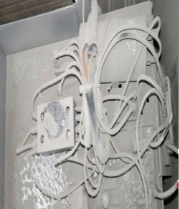 Interior de un equipo de aire acondicionado lleno de polvo y suciedad.