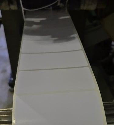 Etiqueta adesiva térmica, sem impressão.