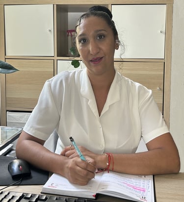 Bárbara Núñez, Técnico Superior en Administración en su despacho.