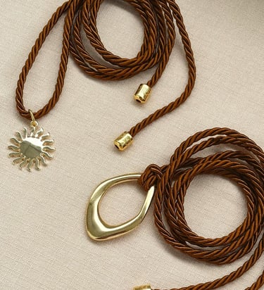 Collares de cinturón de cuerda marrón con colgante de sol dorado
