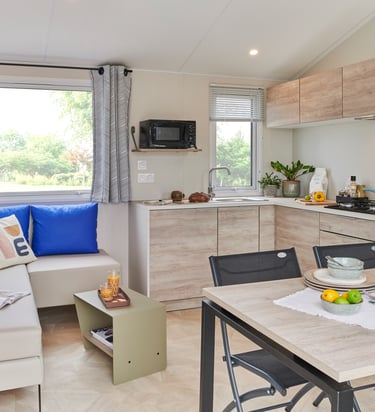 obil‑home 4 personnes moderne au camping La Grée Penvins, entouré de verdure