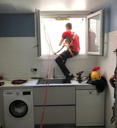 Persona realizando un mantenimiento correctivo de un aire acondicionado