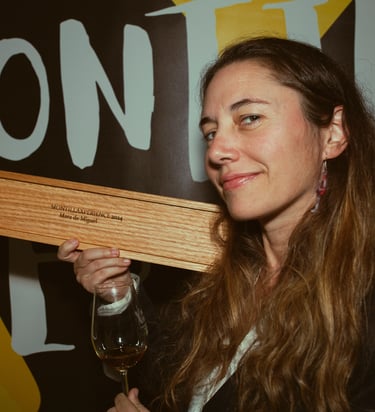 La premiada Sommelier Cordobesa posa con vino amontillado