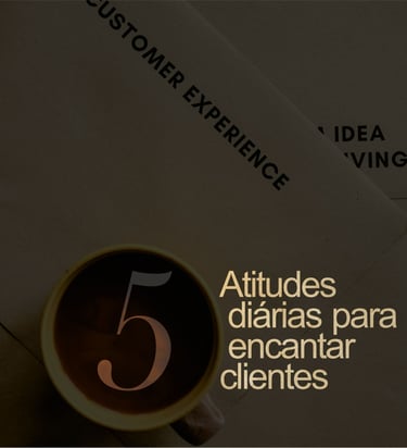 Mesa com pastas e uma xícara de café com a frase "5 Atitudes diárias para encantar clientes"