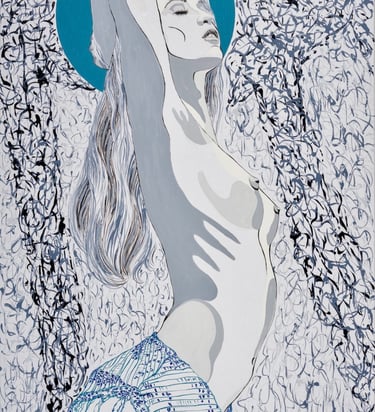 Femme nue debout, vue de profil droit en plan américain coupé sous un shorty de dentelles bleues.