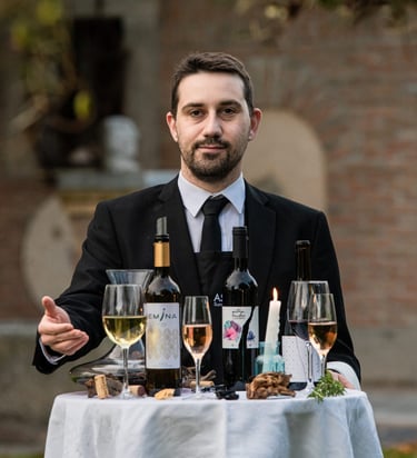 Sumiller profesional durante cata de vino en Talavera de la Reina