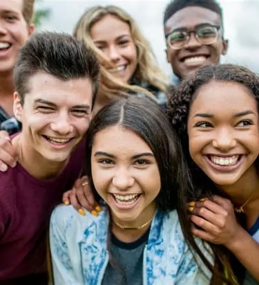imagem mostra um grupo de jovens reunidos