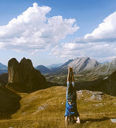 Vincent Dusseau faisant un headstand dans le Dévoluy