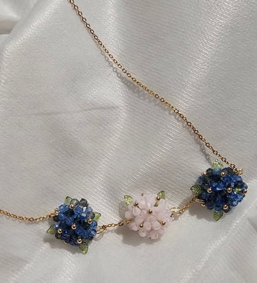 naszyjnik z kwiatami hortensji