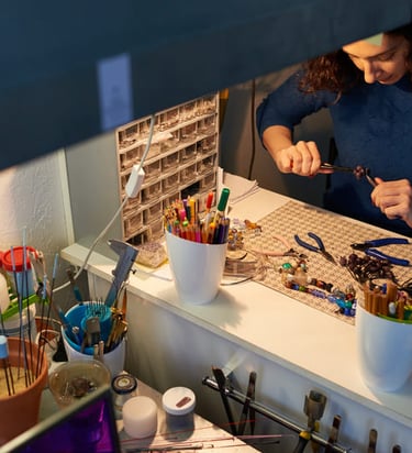 Taller de joyería artesanal con herramientas y materiales de trabajo.