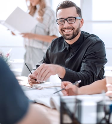 Jeune pro souriant en action lors d’un atelier de coaching Eureka, ambiance dynamique et engageante