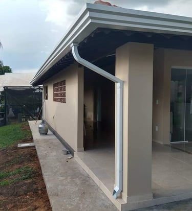 Casa depois da instalação de calhas e rufos.