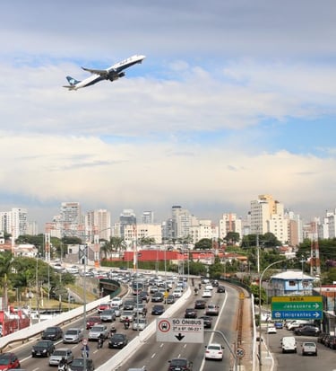 Avião decolando do Aeroporto