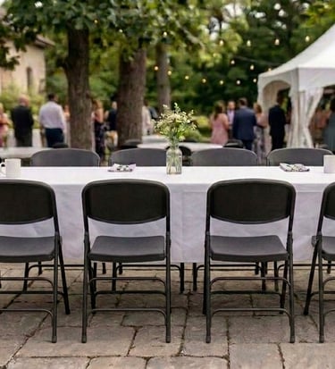 mesa para banquete con 10 sillas negras
